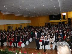 Panorámica de sala de eventos llena. Fotografía: Mario Paredes de la Torre.