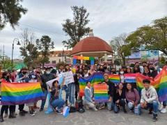 Grupo de participantes al inicio de la marcha. Fotografía: Facebook La casa LGBT+.