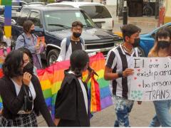 Participantes marchan sobre la Avenida Hidalgo. Fotografía: Facebook La casa LGBT+.