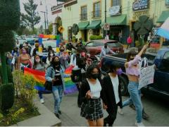 Participantes marchan sobre la Avenida Hidalgo. Fotografía: Facebook La casa LGBT+.