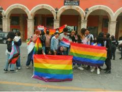 Participantes se abrazan y besan frente al palacio municipal. Fotografía: Facebook La casa LGBT+.