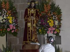 Médico de rodillas frente a una figura religiosa en la Catedral. Fotografía: Cofradía del DIvino Redentor, Diócesis de Teotihuacán A.R.