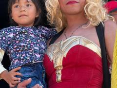 Personaje en el carnaval cargan a una niña. Fotografía: Carlos Dávila
