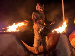 Personaje en el carnaval durante la noche. Fotografía: Carlos Dávila