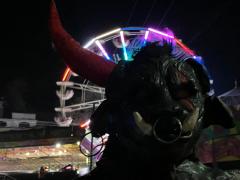 Personaje en el carnaval durante la noche. Fotografía: Carlos Dávila