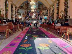 Alfombra de aserrín al interior de la iglesia. Fotografía: Región Huitzizilapan