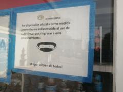 Aviso Uso de cubrebocas para ingresar al establecimiento. Fotografía: Erika Monserrat Márquez Navarro.