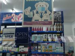 Cartel Por disposición oficial, el uso del cubrebocas es obligatorio, Farmacias Similares. Fotografía: Erika Monserrat Márquez Navarro.