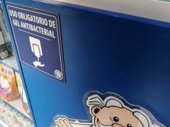 Cartel Uso obligatorio de gel antibacterial, Farmacias Similares. Fotografía: Erika Monserrat Márquez Navarro
