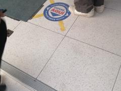 Pegatina Manten sana distancia, Farmacias Similares. Fotografía: Erika Monserrat Márquez Navarro