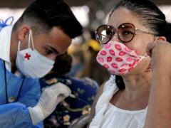 Una maestra recibe la dosis de la vacuna contra el COVID-19 de CanSino Biologics en Guadalajara, México, el 28 de abril de 2021. Fotografía: Ulises Ruiz.