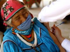 Una indígena Wixarica es vacuna con el inmunizante de CanSino Biologics contra el COVID-19 en Jalisco, México,el 16 de abril de 2021. Fotografía: Ulises Ruiz.