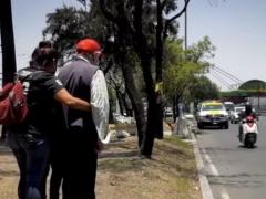 Don Vicente en compañia de dos vecinas espera en transporte público. Fotografía: La Razón.