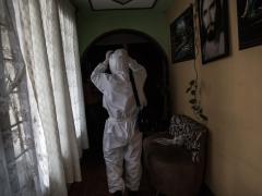 Fernando de la Rosa se dispone a entrar a la habitación del enfermo en su domicilio. Fotografía: Seila Montes