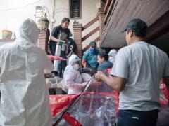 Los Sánchez Luna, junto a los hijos del enfermo, preparan al hombre para ingresarlo