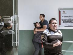 La esposa y uno de los hijos del enfermo se abrazan entre lágrimas. Fotografía: Seila Montes