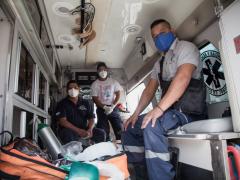 Jacobo Sánchez Luna, al fondo sentado, su hermano Chaleb sentado con una mascarilla azul y Fernando de la Rosa, posan. Fotografía: Seila Montes