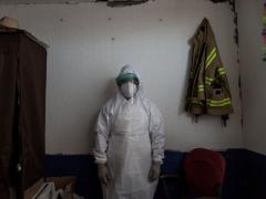 Fernando de la Rosa posa con un traje epidemiológico. Fotografía: Seila Montes