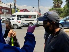 Personal toma la temperatura a transeúnte. Fotografía: Cortesía Gobierno de Valle de Chalco.