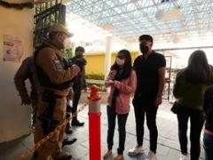 También los operativos son para evitar aglomeraciones en las calles y plazas. Fotografía: Especial