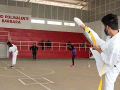Jóvenes ixtapaluquenses practican taekwondo al interior del gimnasio polivalente. Fotografía: Unomasuno.
