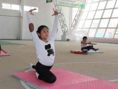 Gimnasta con los brazos levantados. Fotografía: Unomasuno.