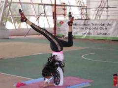 Jóven gimnasta ixtapaluquense da una pirueta. Fotografía: Unomasuno.