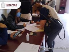 Mujer firma beneficio del "Apoyo Único de Subsistencia” para afectados por la pandemia. Fotografía: Facebook Gobierno Tecámac.