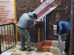 Personal coloca sellos de suspensión de actividades en la puerta principal del bar. Fotografía: Facebook Tecámac Centro.