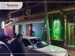 Personas y autos fuera del bar mientras se colocan los sellos. Fotografía: Facebook Tecámac Centro.