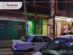 Personas y autos fuera del Bar mientras se colocan los sellos. Fotografía: Facebook Tecámac Centro.