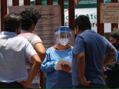 Personal médico proporciona informes a familiares de pacientes. Fotografía: El Financiero.