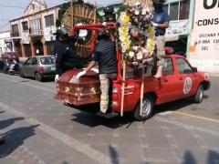 Camioneta lleva ataúd y coronas fúnebres. Fotografía: Heraldo Estado de México.