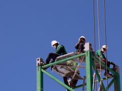 Pese a que gran parte de la obra es al aire libre, los obreros no están exentos de trabajar cercanos entre ellos. Fotografía: Alejandro Ponce.