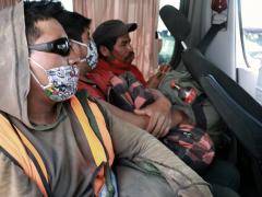 Los trabajadores viajan a sus lugares de origen los sábados, para volver los domingos por la noche. Las condiciones de viaje los orilla a estar encerrados. Fotografía: Alejandro Ponce.