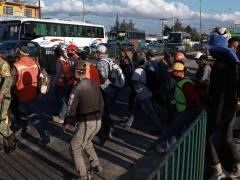 A las afueras del aeropuerto, los obreros se aglomeran para cruzar la calle y hacer sus compras en un tianguis enfrente de la obra. Fotografía: Alejandro Ponce.