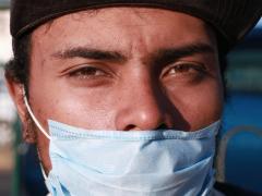 La obra no ha parado pese a la pandemia; los trabajadores están obligados a portar cubrebocas, pero ello no es suficiente para evitar los riesgos de contagio. Fotografía: Alejandro Ponce.