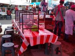 Puesto de tacos en Tianguis de Santa Inés muestra método tomado para la sana distancia. Fotografía: Andrea Reyes Mitznahuatl.