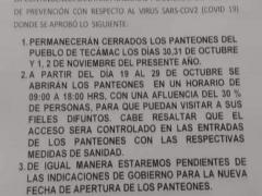 Anuncio que informa cierre del 30 de octubre al 2 de noviembre, fuera de un panteón. Fotografía: Andrea Reyes Mitznahuatl.
