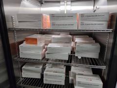 Algunas cajas de las vacunas en refrigeración. Fotografía: Fernando Vilchis.
