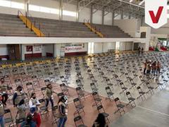 Sillas distribuidas en la sede que se aplicará la vacuna, en la escuela de manejo de Ecatepec. Fotografía: Fernando Vilchis.
