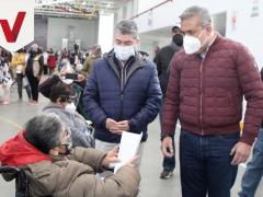 Alcalde Fernando Vilchis conversa con una adulta mayor, quien espera ser vacunada. Fotografía: Facebook Fernando Vilchis.