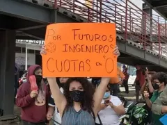 Estudiante de TESCO con pancarta "Por futuros ingenieros. Cuotas en 0".