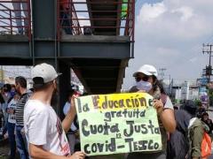 Estudiantes de TESCO con pancarta "La educación gratuita. Cuota justa. COVID-TESCO".