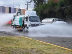 Camión limpia con agua las calles.