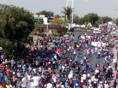 Manifestantes de Cuautitlán Izcalli bloquean Constitución. Fotografía: El Sol de Toluca.