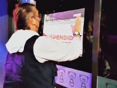 Fundionaria coloca aviso de suspensión. Fotografía: El Diario de Yucatán. 