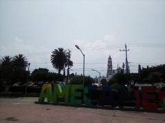 Letras monumentales y parroquia de la Asunción vista desde la Plaza de la Constitución, Amecameca. Fotografía: Mario Eduardo Torres Galván.