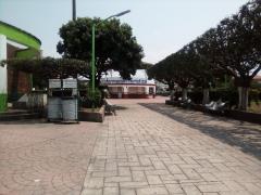Quiosco y bancas vacías, Plaza de la Constitución, Amecameca. Fotografía: Mario Eduardo Torres Galván.