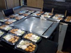 Paquetes de alimentos puestos en la mesa del restaurante. Fotografía: Facebook Somos de León.